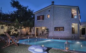 Villa Corina Near The Airport